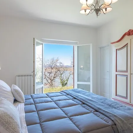 Villa Mugnanesi Sleeps 6 *