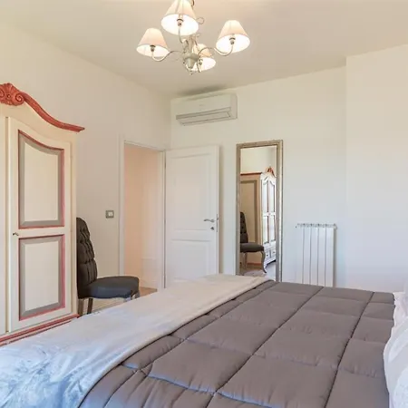 Mugnanesi Sleeps 6